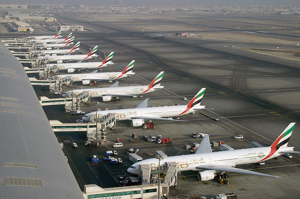 «Emirates Boeing 777 fleet at Dubai International Airport Wedelstaedt» por Konstantin von Wedelstaedt - Website: http://www.airliners.net/photo/Emirates/Boeing-777-31H/0923252/M/. Disponible bajo la licencia GFDL 1.2 vía Wikimedia Commons.